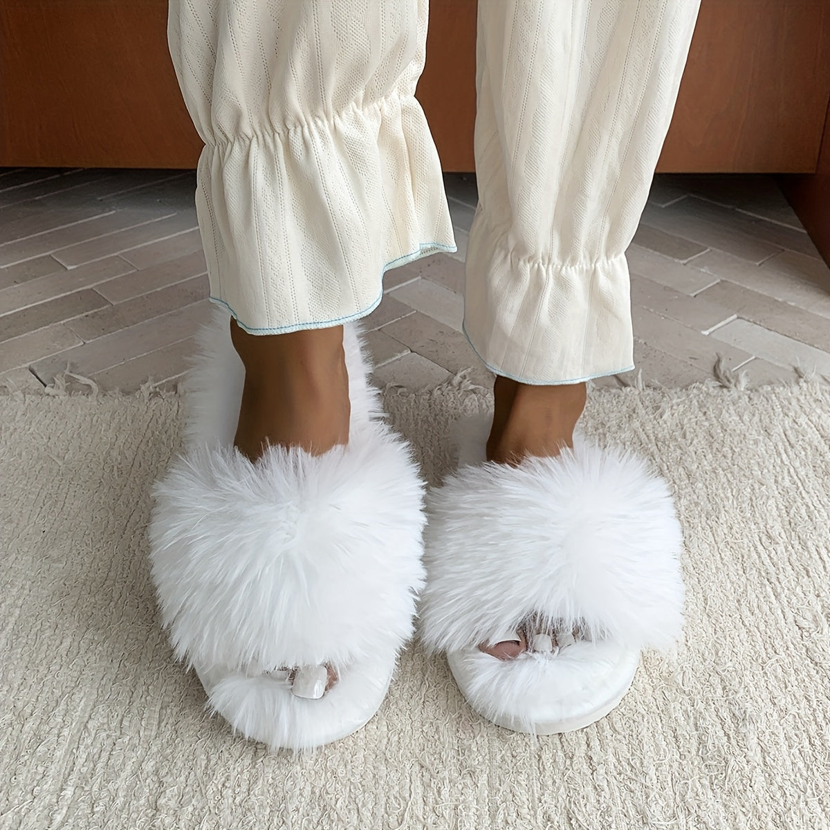 Ayollar uchun mo'ljallangan yumshoq, sirpanmaydigan, ichki va tashqi foydalanish uchun qulay, barcha mavsumlarga mos bo'lgan plüsh shlyapka