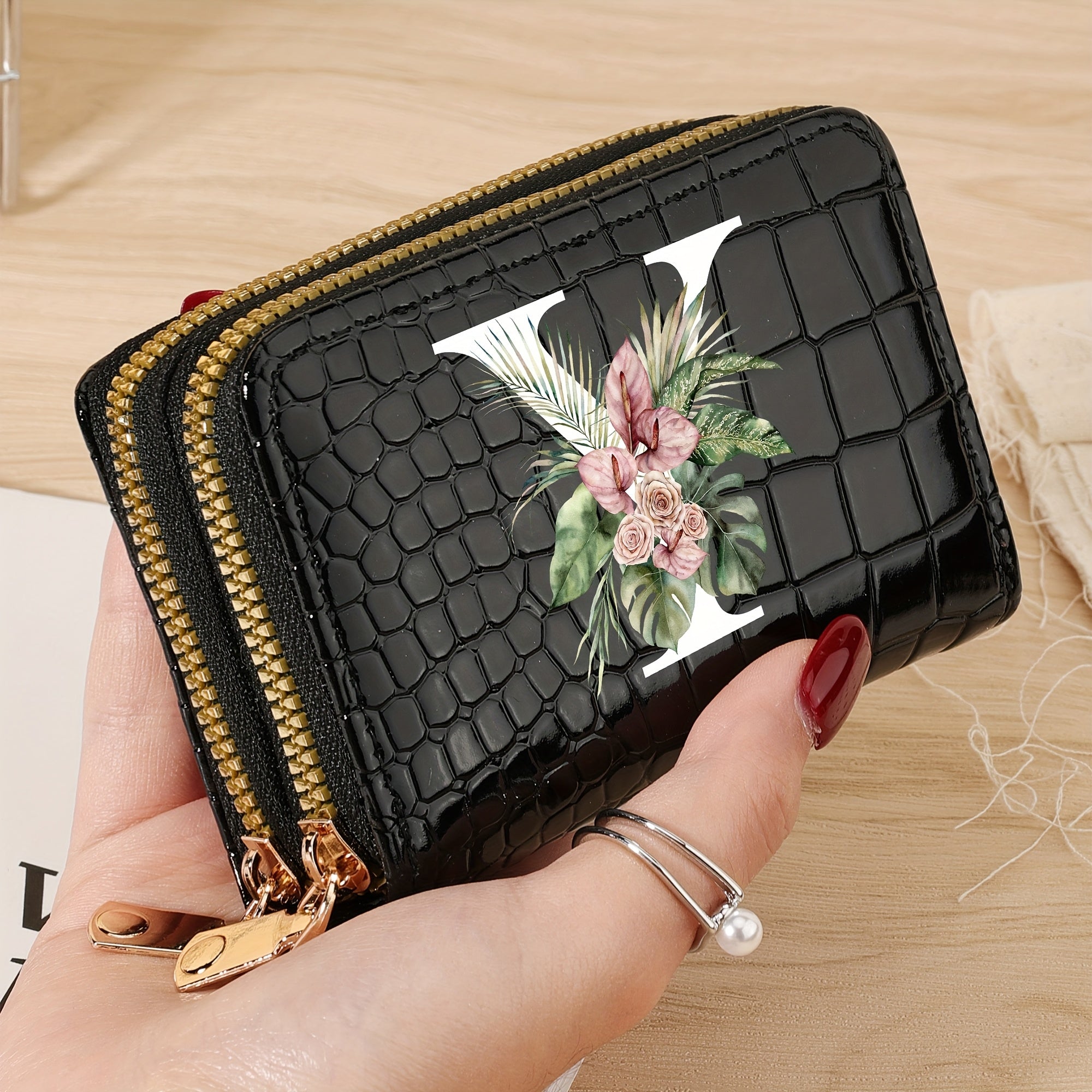 Cartera para tarjetas de crédito para mujer con estampado floral de letras, negro y blanco, gran capacidad, con cremallera y textura de cocodrilo en PU