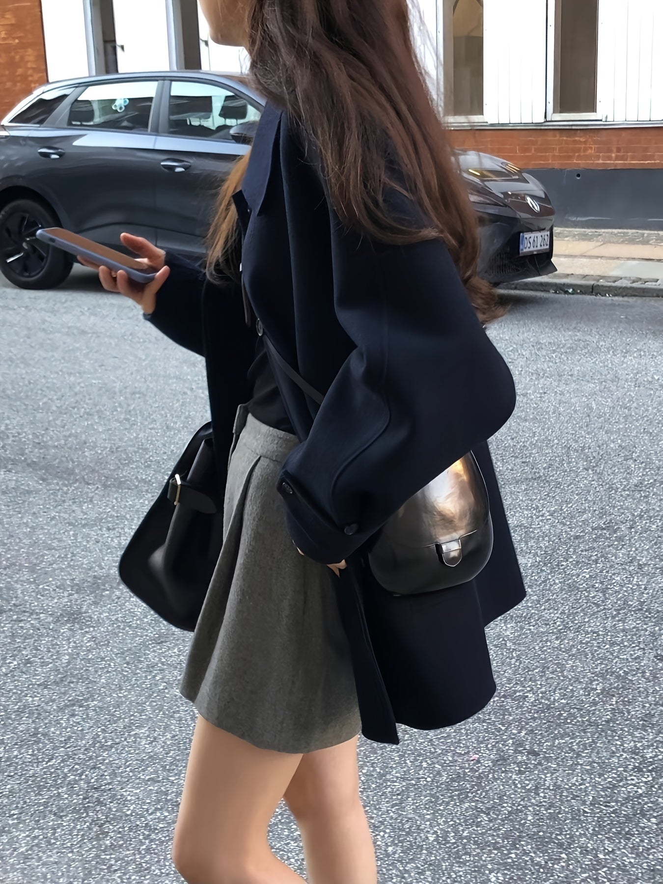 Zamonaviy kichik qora palto, retro yaka, bitta tugma, ko'rinmas cho'ntaklar - fransuz modasidan ilhomlangan tasodifiy, ammo nafis kuz/qish ko'rinishi uchun ideal.