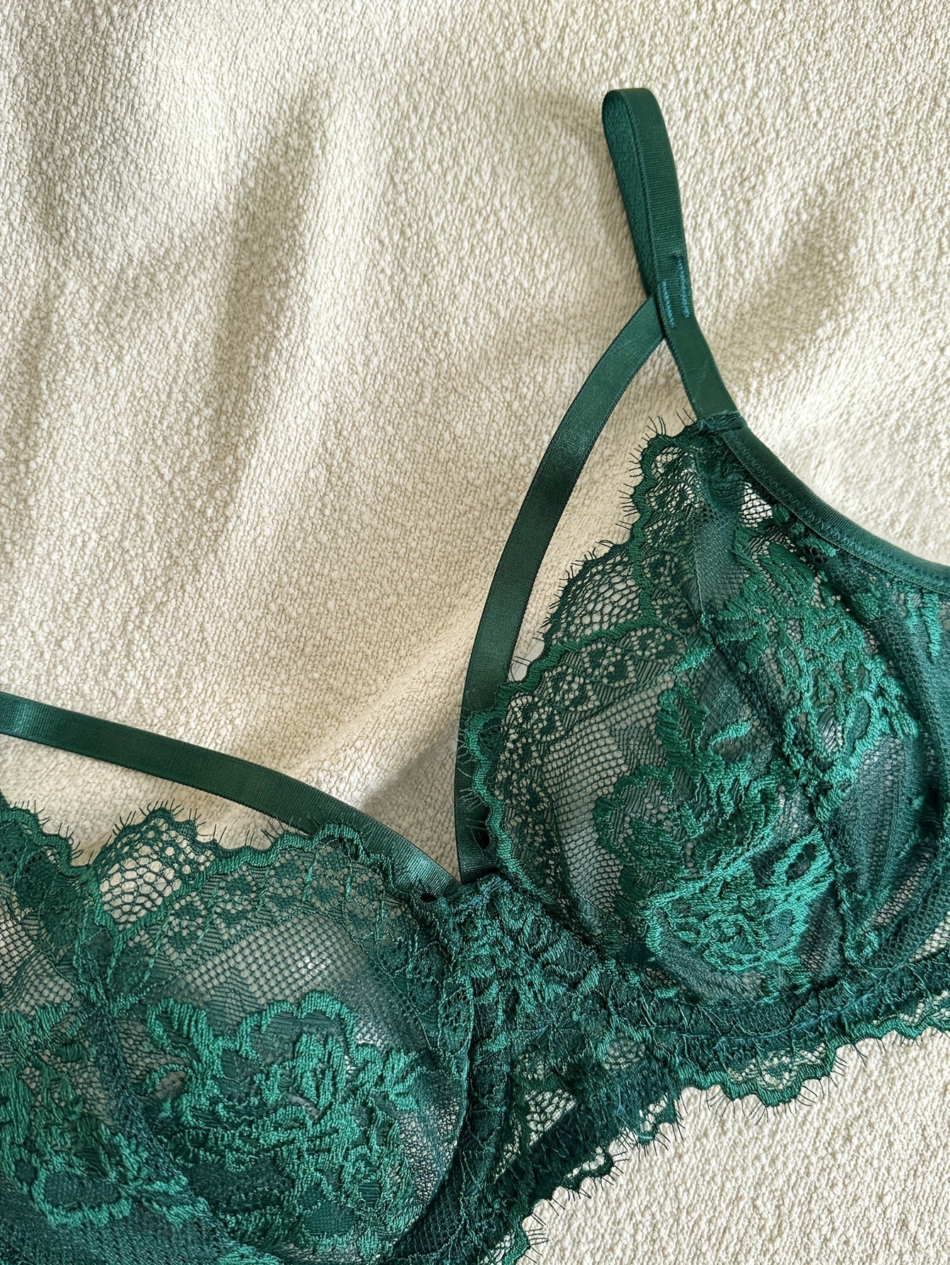 Ayollar uchun simli brassiz va shortiklardan iborat gullar bilan bezatilgan ichki kiyim to'plami.