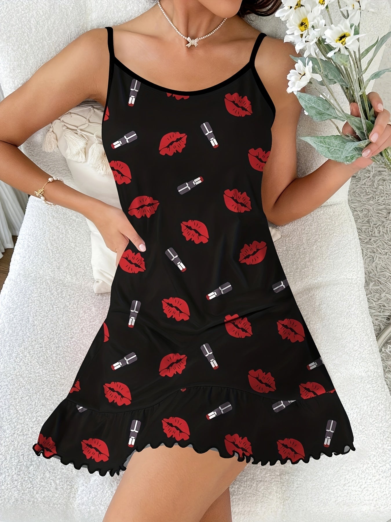 Satin tunika, lab bo'yoq izlari bilan, dumaloq bo'yin, mashinada yuvish mumkin. 97% polyester va 3% elastan materialidan tayyorlangan. Har qanday faslga mos keladi.