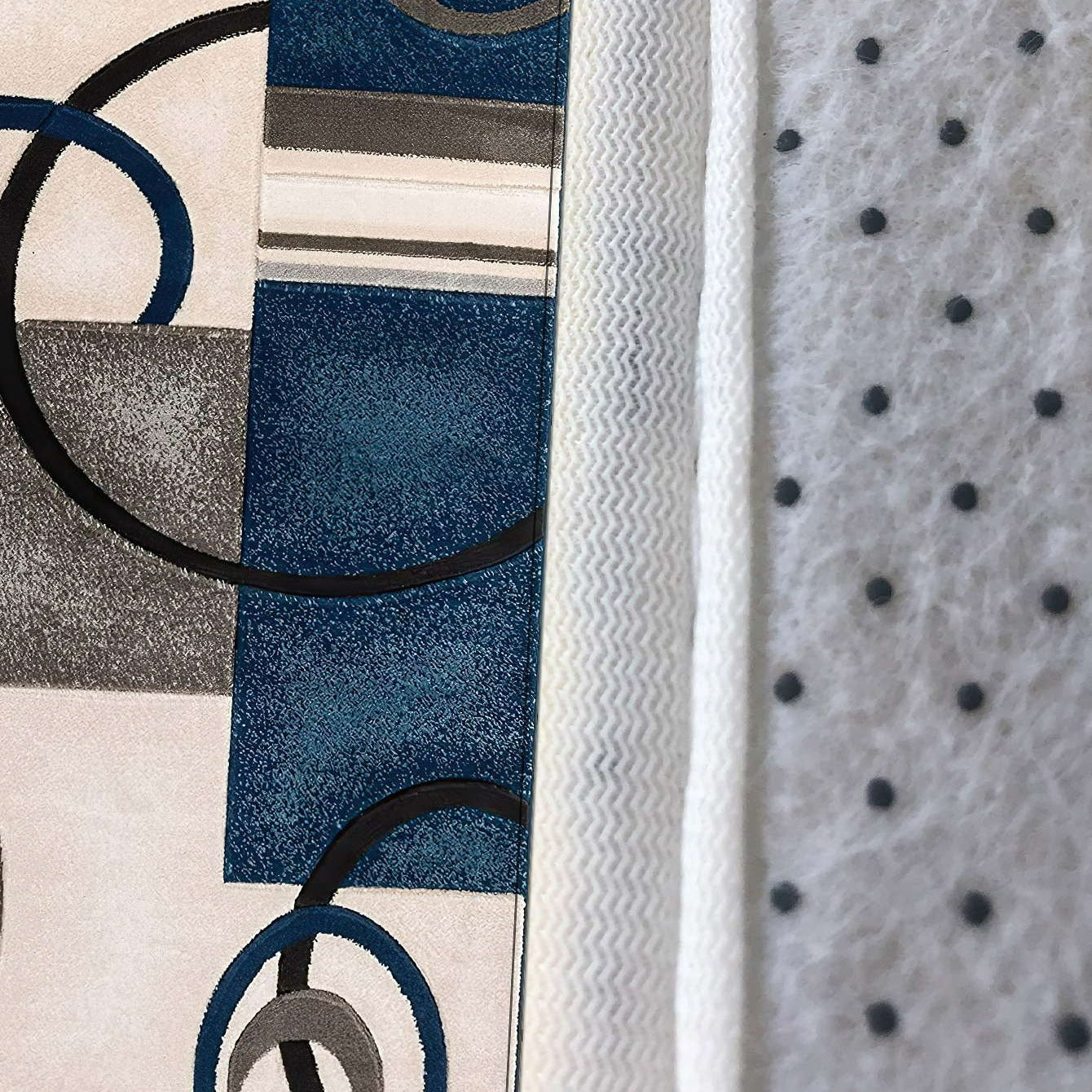 Этот коврик для входа в дом изготовлен из нескользящего, впитывающего полиэфирного материала. Он доступен в трех размерах: 39,88x59,69 см, 49,78x79,76 см и 44,7x119,38 см.