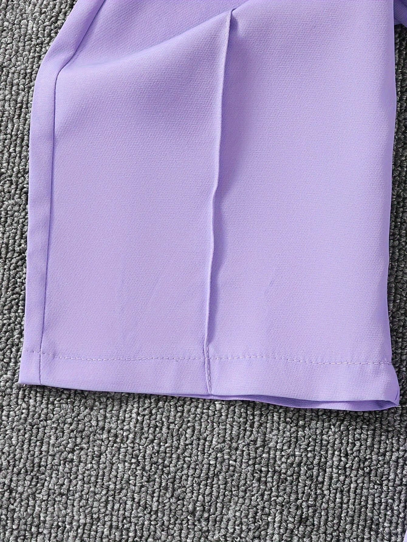 Qizlar uchun zamonaviy 3-qismli blazer to'plami, yengsiz jilet va baland belli shimlar bilan, kuz va ochiq havoda kiyish uchun ideal.