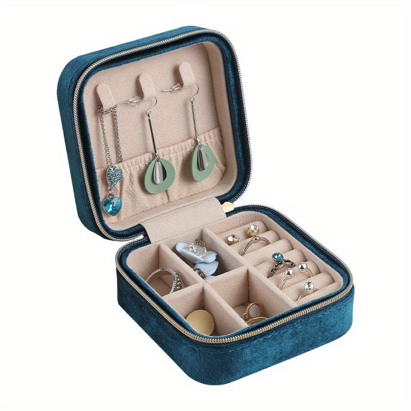 Ayollar uchun ixcham sayohat zargarlik qutisi, uzuklar va sirg'alar uchun bo'linmalar bilan.