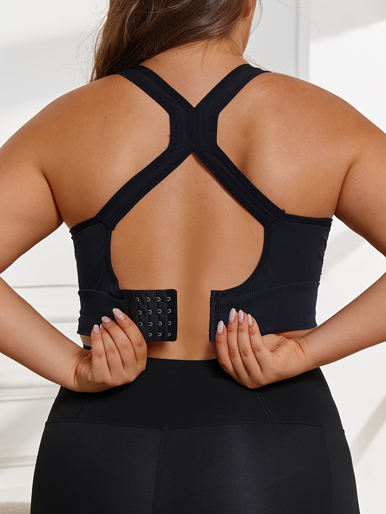 Keng o'lchamdagi tikuvsiz sport brassasi, o'rtacha cho'zilishga ega, 83% poliamid va 17% elastandan iborat mustahkam rangli to'qilgan matodan tayyorlangan. O'z ichiga olib tashlanadigan to'ldiruvchi, simsiz dizayn va engil vaznni oladi.