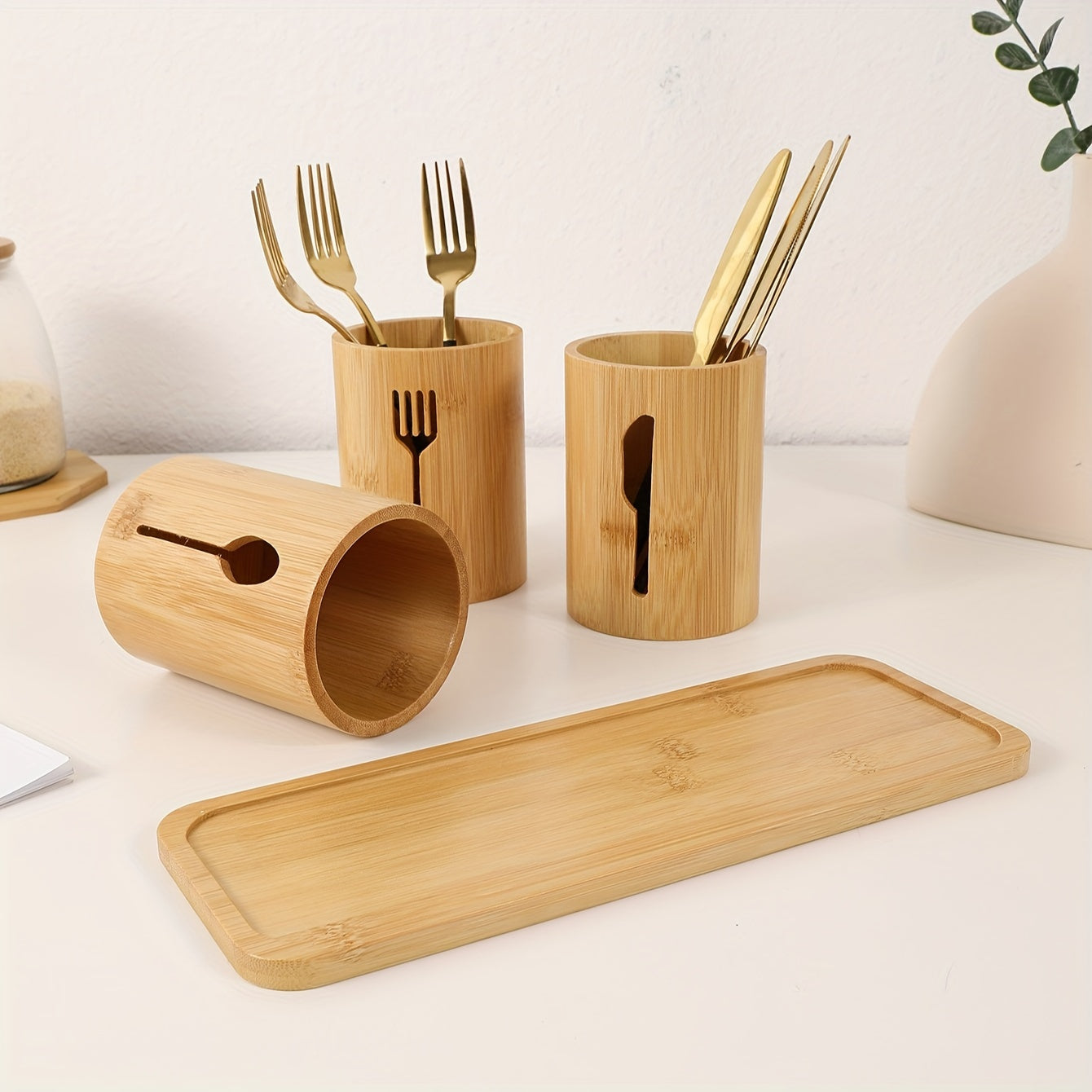 Yagona Tableware Storage Bucket yoki to'rtlik to'plamni tanlang, ularga pichoq, vilkalar va qoshiq uchun uchta Kitchen Utensil Storage Buckets kiradi, barchasi Bamboo Tray Base ustida joylashgan.