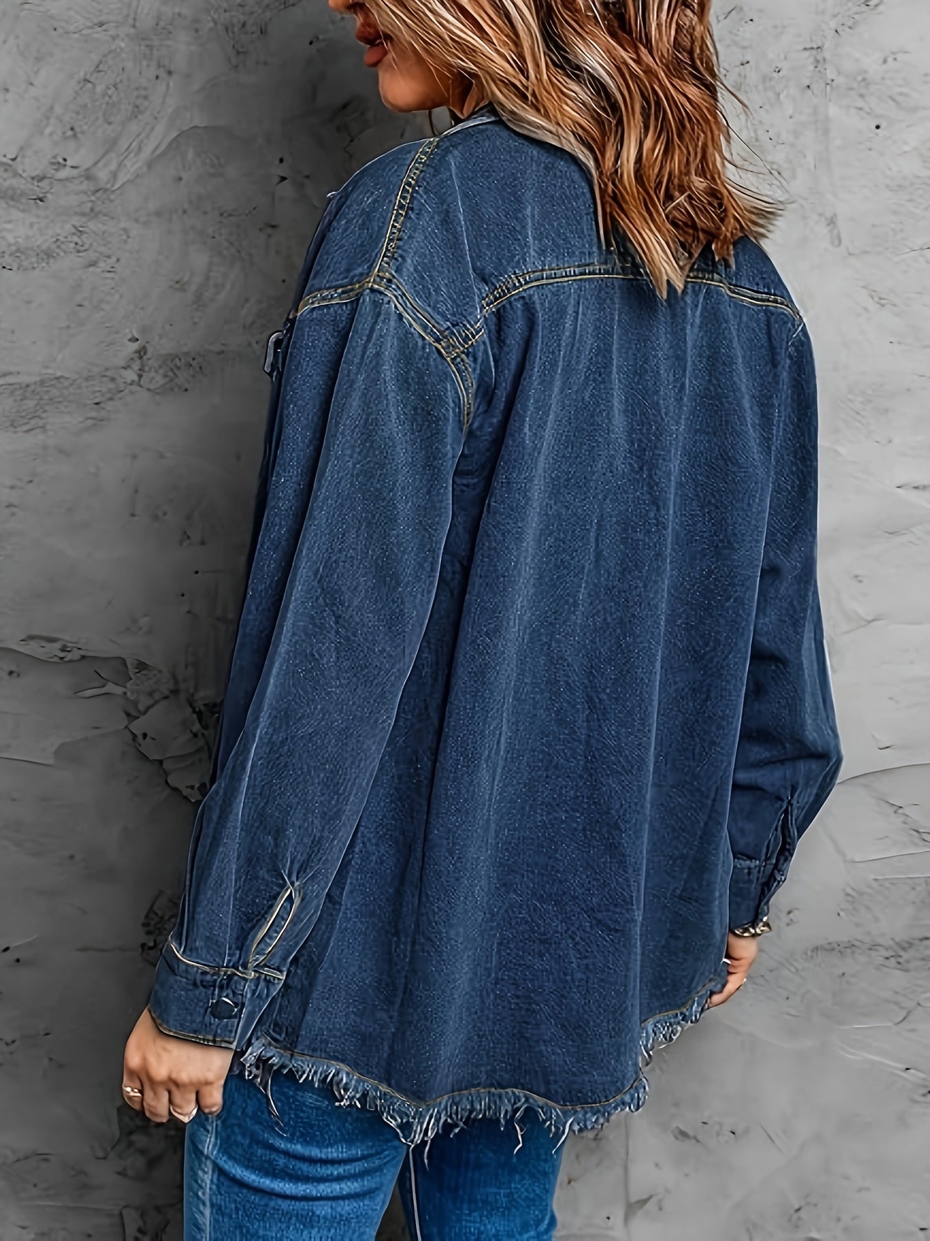 Ayollar uchun qora denim kurtka uzun qolli, tugma bilan yopiladigan, soqqal qirqilgan kanti va cho'ntaklar bilan