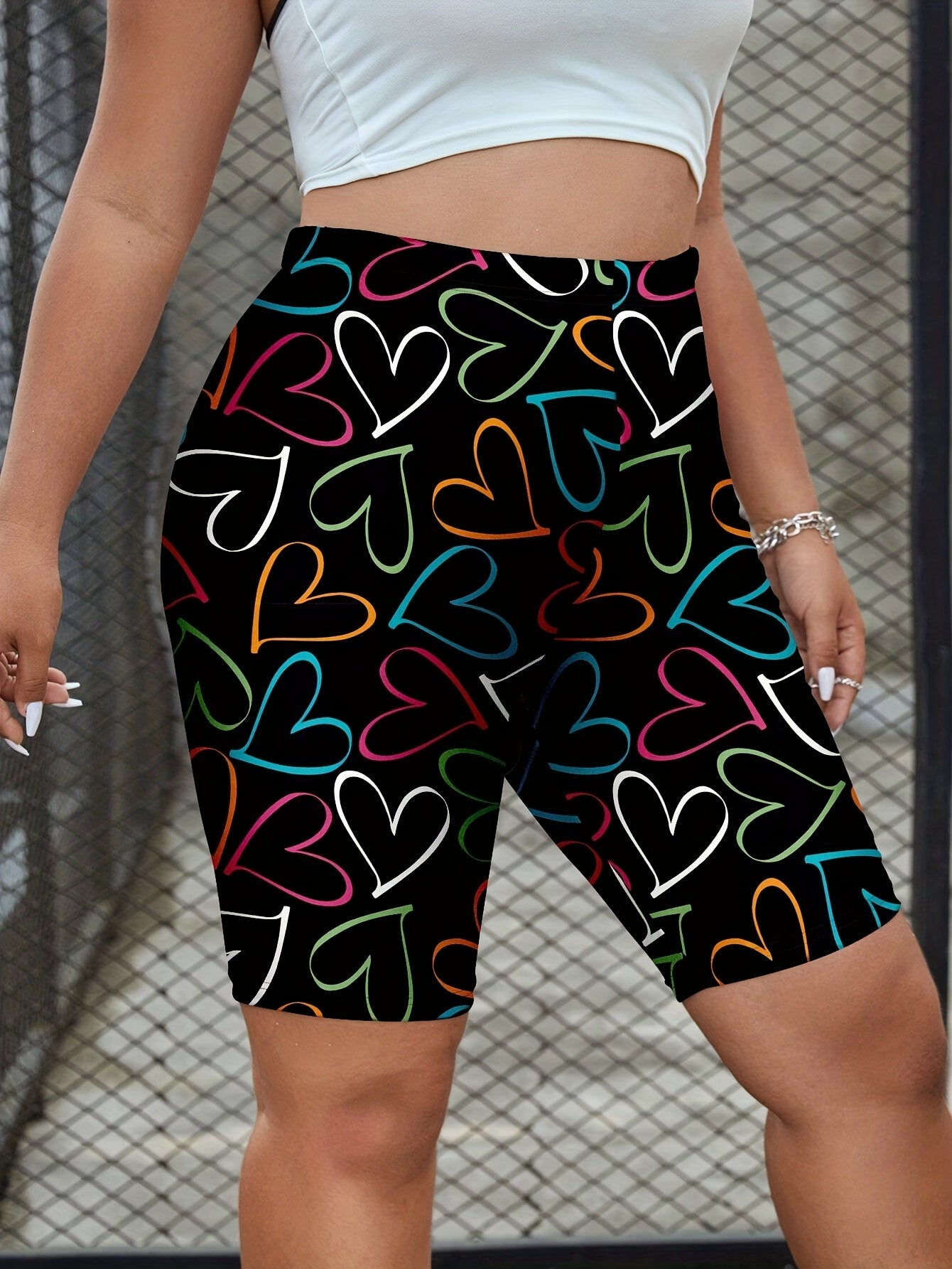 Шорты для женщин больших размеров черные с ярким принтом сердечек, летние облегающие из эластичной ткани