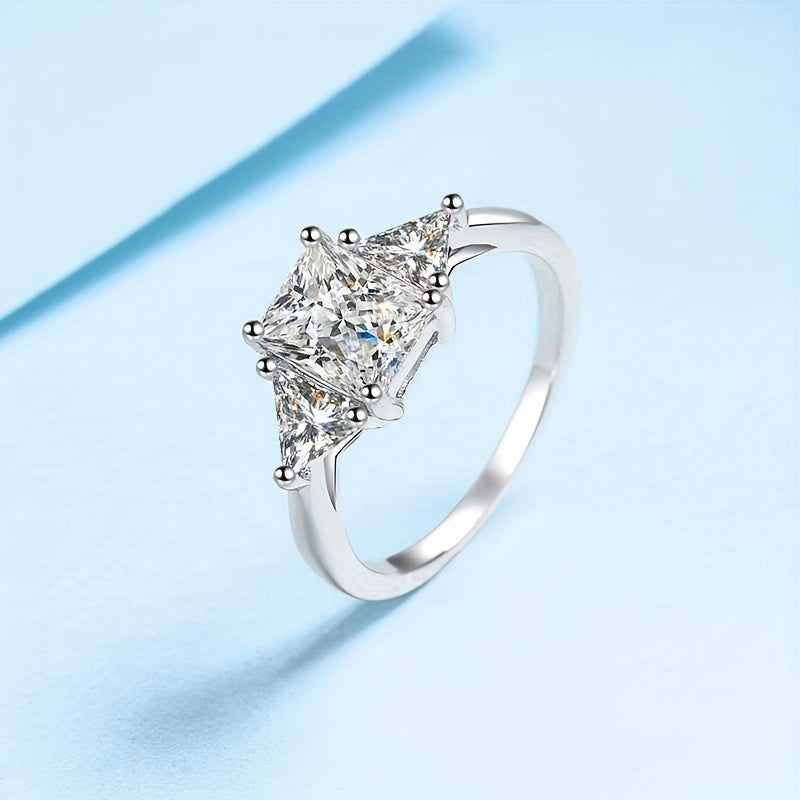 925 sterling silverda zamonaviy 2 karat Moissanite to'y uzugi, har kuni yoki maxsus tadbirlar uchun ideal, LOVESSOM, Radyen, zamonaviy uslub, norasmiy kiyim uchun mos, qiz do'stingiz yoki buvijingiz uchun o'ylangan sovg'a.