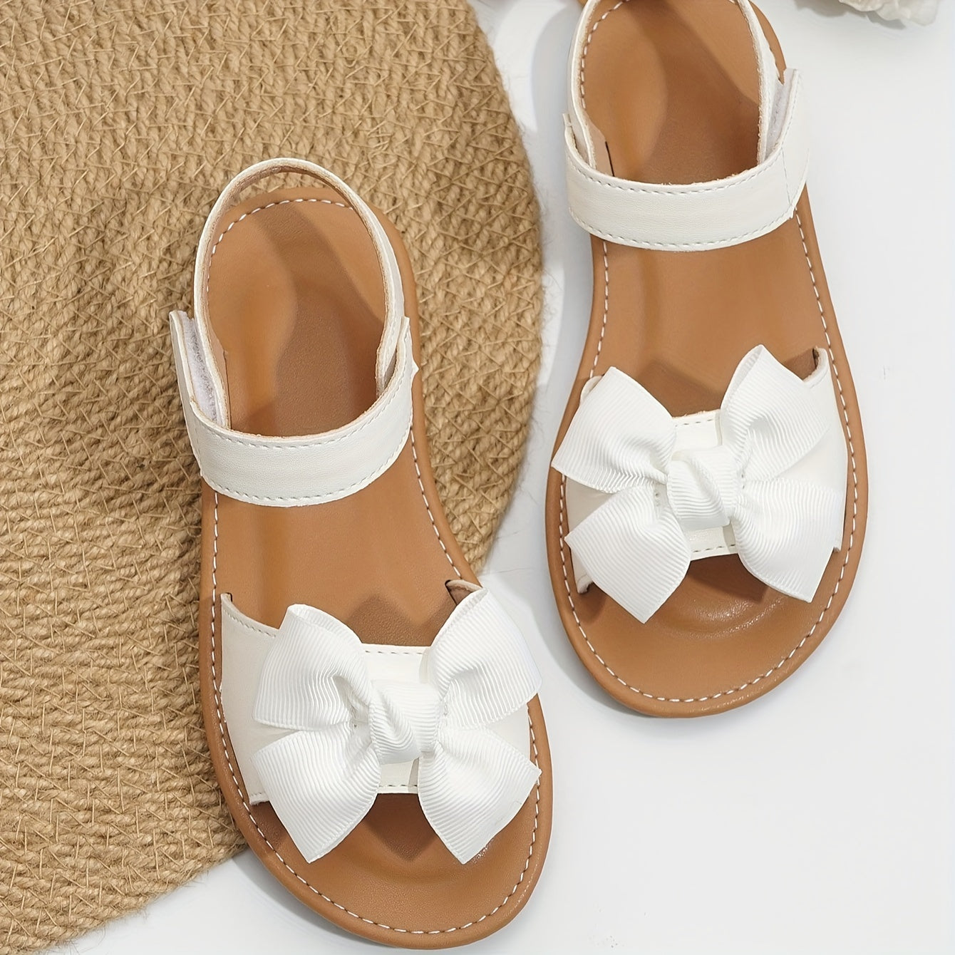 Qizlar uchun zamonaviy va amaliy ochiq barmoq sandallari, yozda ichki va tashqi kiyim uchun mukammal.