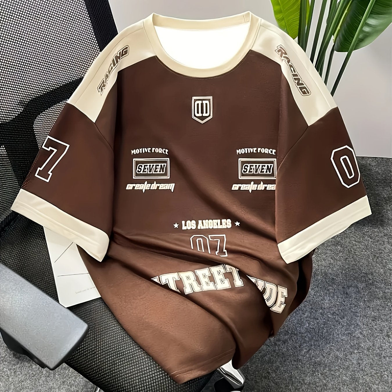 Erkaklar uchun tasodifiy raqamli bosma T-kofta - Los-Anjeles ko'chalar uslubi, polyester, yumshoq bo'yin, qisqa yeng, mashinada yuvish mumkin, jasur grafik bosma va qulay moslik bilan tasodifiy kiyim.