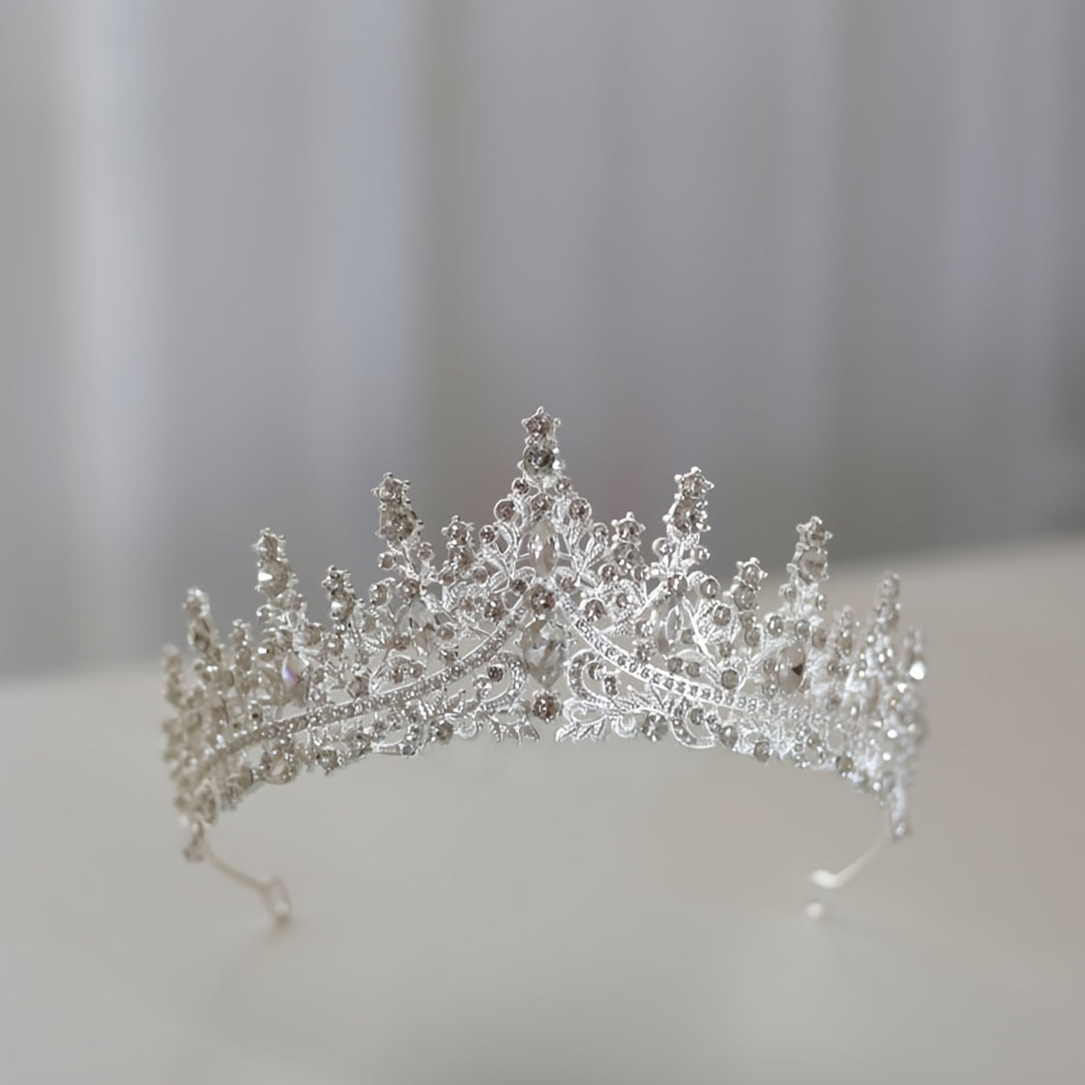 Corona de novia con cristales brillantes para bodas y celebraciones