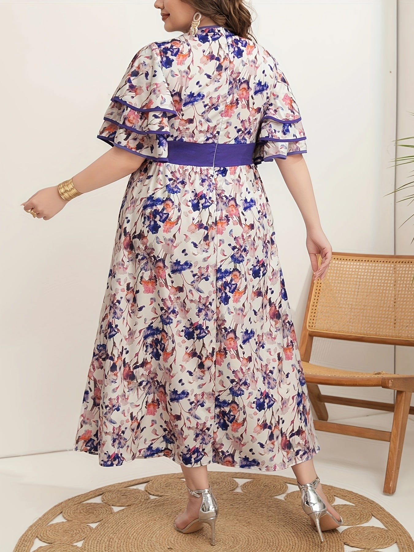 Ayollar uchun katta o'lchamli gullü V-chest tunik kiyiwi bilan kesishgan orqa