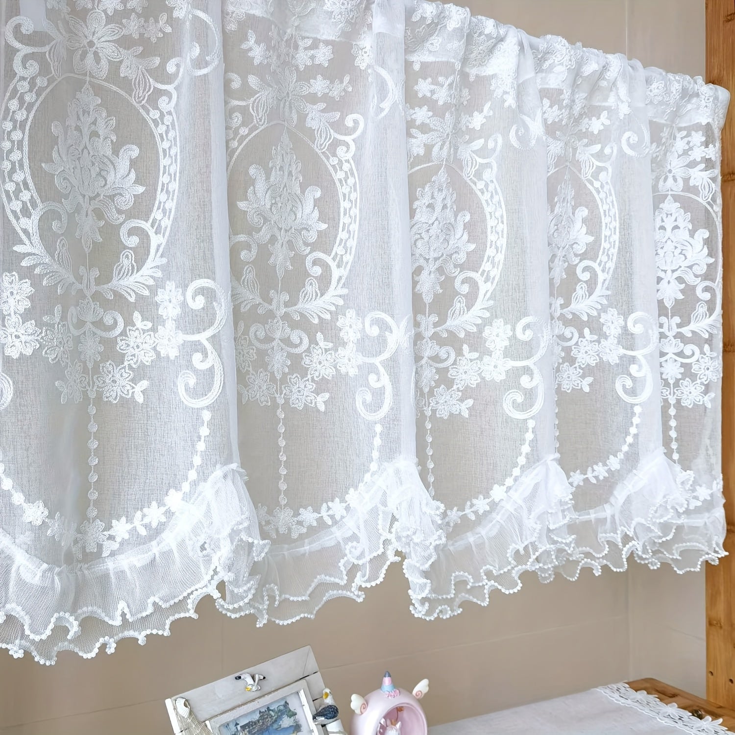 Fransuz Ikki Marjonli Pastki Qiyshiq Dantel Qisqa Pardalar Valansi, Oshxona Kichik Derazasi uchun Tül bilan Qaytargan. Qahva Pardasi Dizayni bilan Rod Pocket Yuqori Eshik Pardasi, Yashash Xonasi, Ofis yoki Uy Dekor uchun.