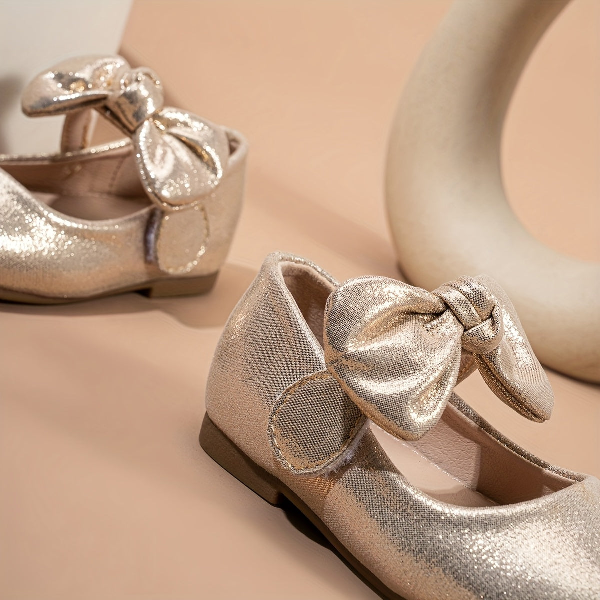 Qizlar uchun zamonaviy kamon tugmachali tekis poyabzal, partiyalar va bayramlar uchun mukammal