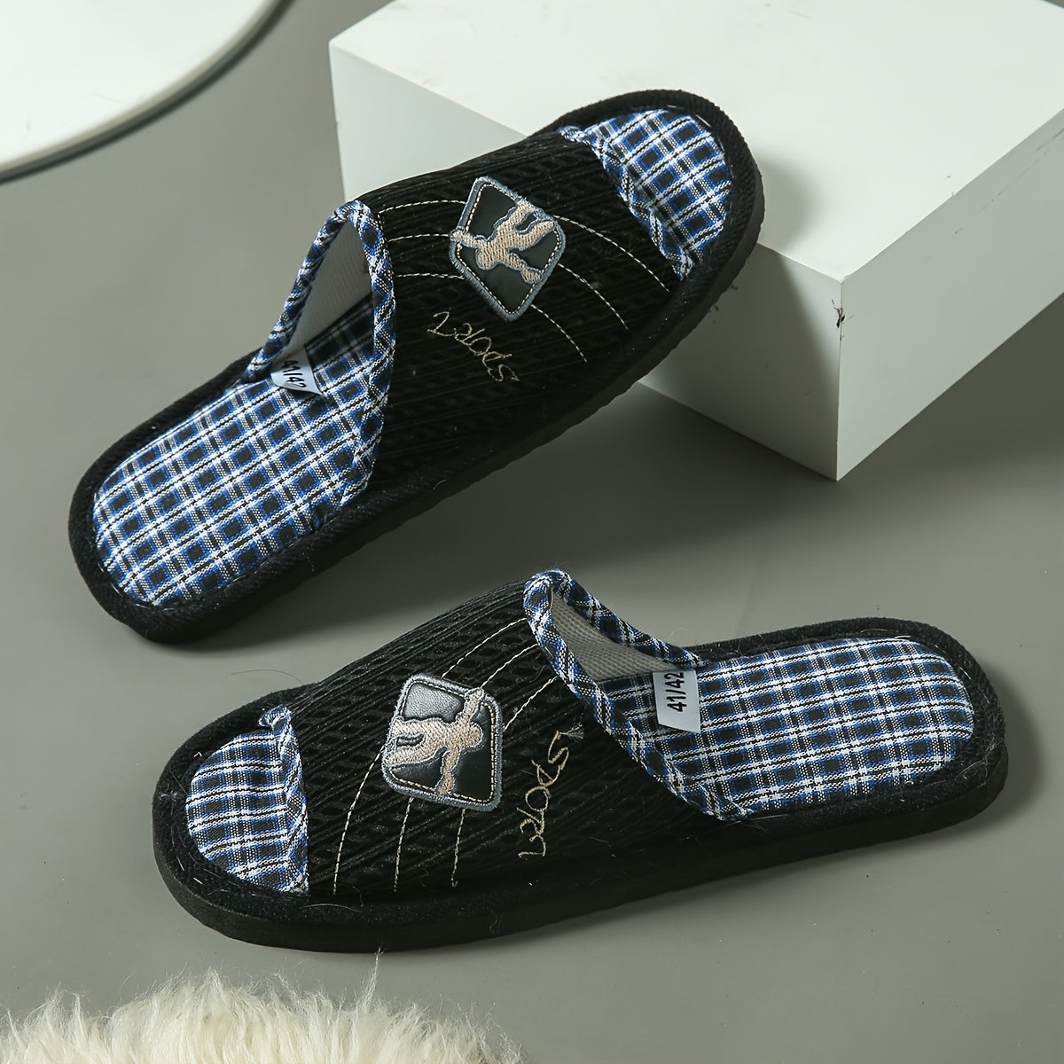 Мужские минималистичные тапочки с подошвой из памяти и широкой носочной частью для комфорта в любое время года