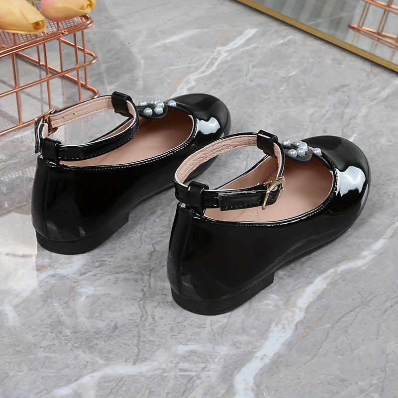 Zinati qora malika poyabzallari, marosimlar va ochiq havoda faoliyatlar uchun mukammal, marjonli bezaklar bilan.