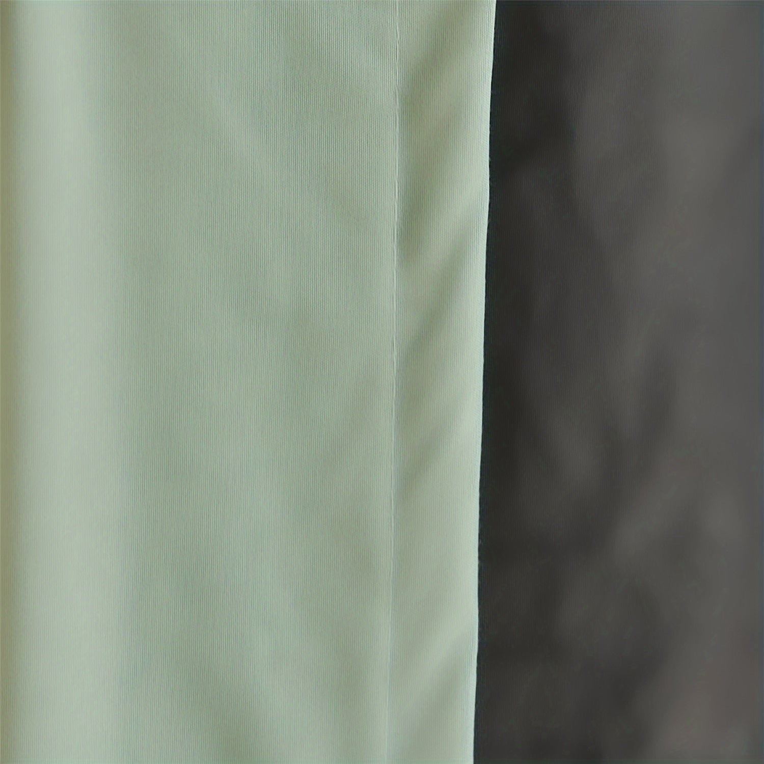 Qorong‘u qopqog‘li pardalar qora yoki oq izolyatsiyalangan, yoritishni to‘sadigan, yotoqxona va mehmonxona uchun