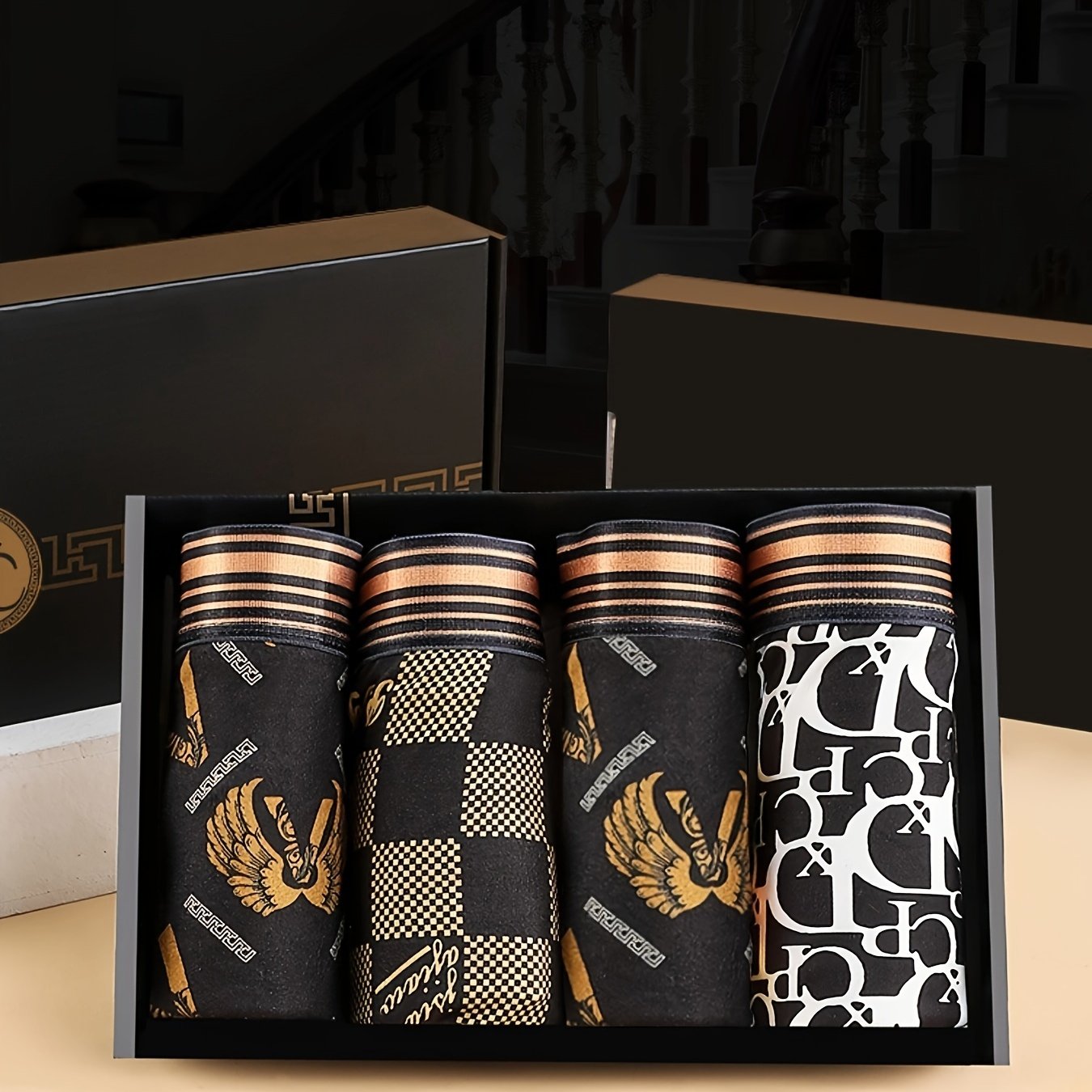 Erkaklar uchun qora va oltin naqshli bosma ichki kiyim to'plami, sport mashg'ulotlari va kundalik fitnes uchun ideal elastik sport shimlari bilan.