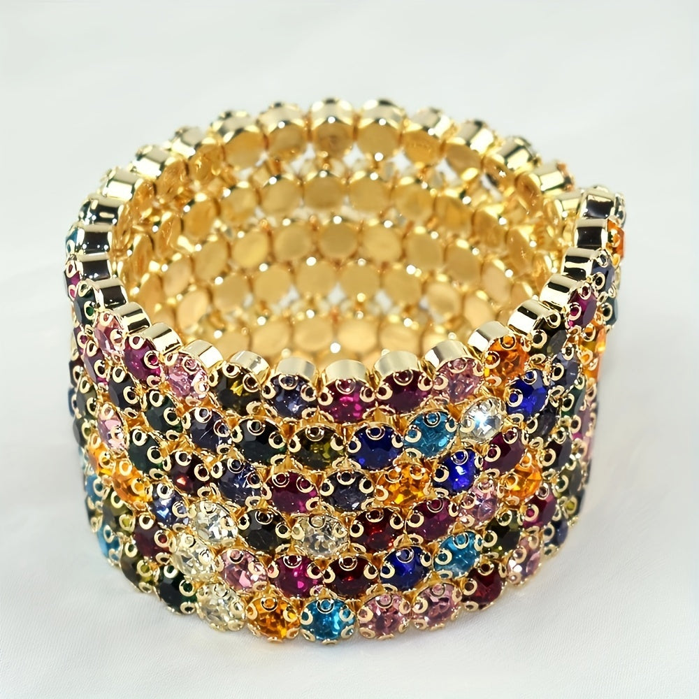 Jozibali va ko'p qirrali, ko'p qatlamli o'ralgan dizaynga ega bilaguzuk