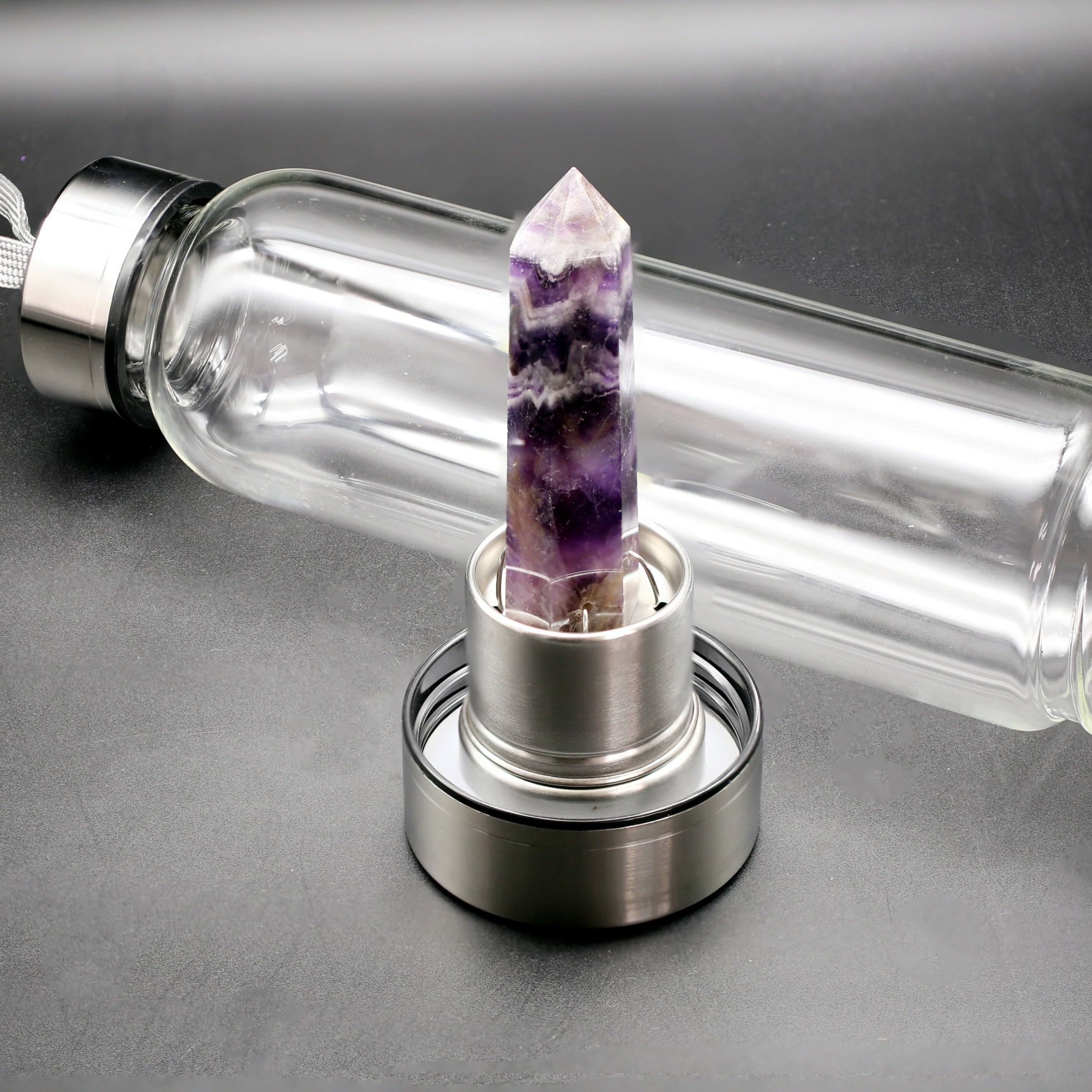 Sun'iy kristal suv shishasi, ametist va oq kristalli cho'zilgan tosh dizayni bilan