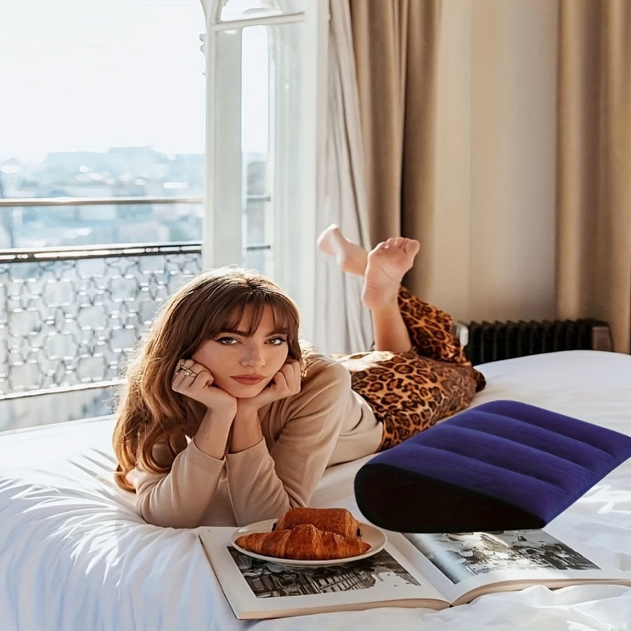 Sayohat va tabiatga chiqish uchun ko‘chma yostiq, ko‘k rangli to‘qilgan mato bilan yostiqcha