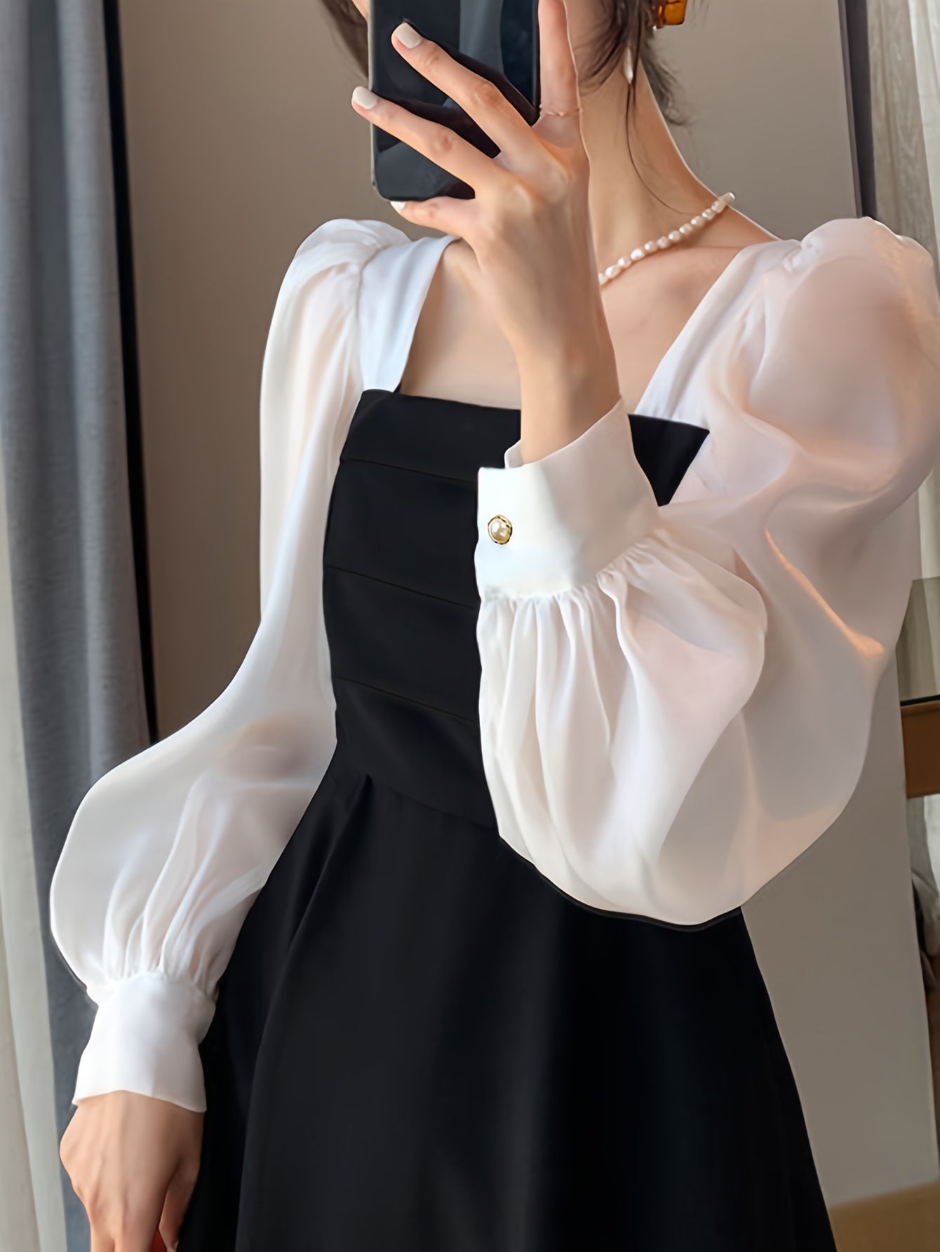 Ayollar uchun qora organza A-chiziqli kiyincha, uzun qo'llar va kvadrat bo'yin bilan