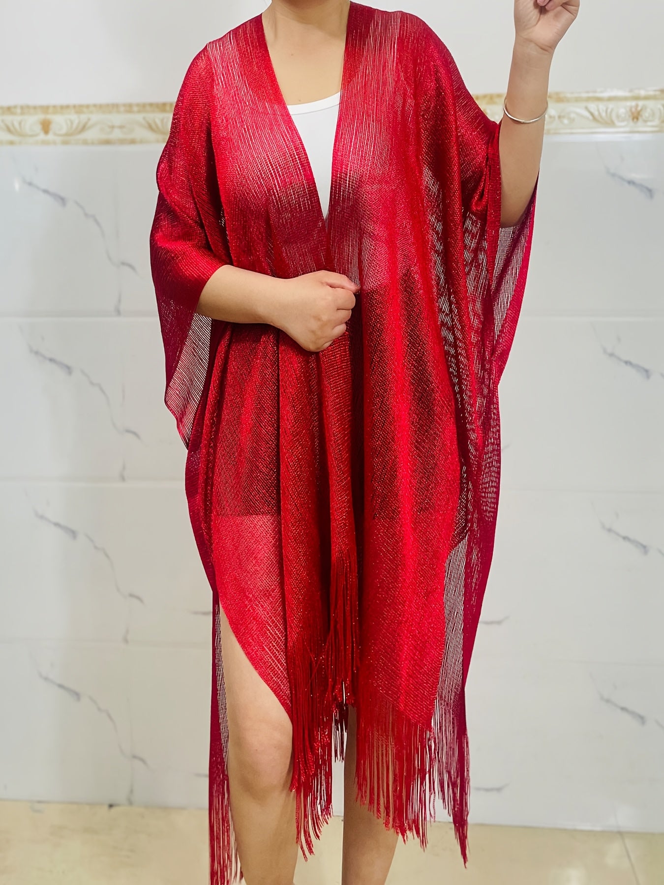 Chal con brillo rojo para mujer con borlas, mangas batwing y abertura frontal