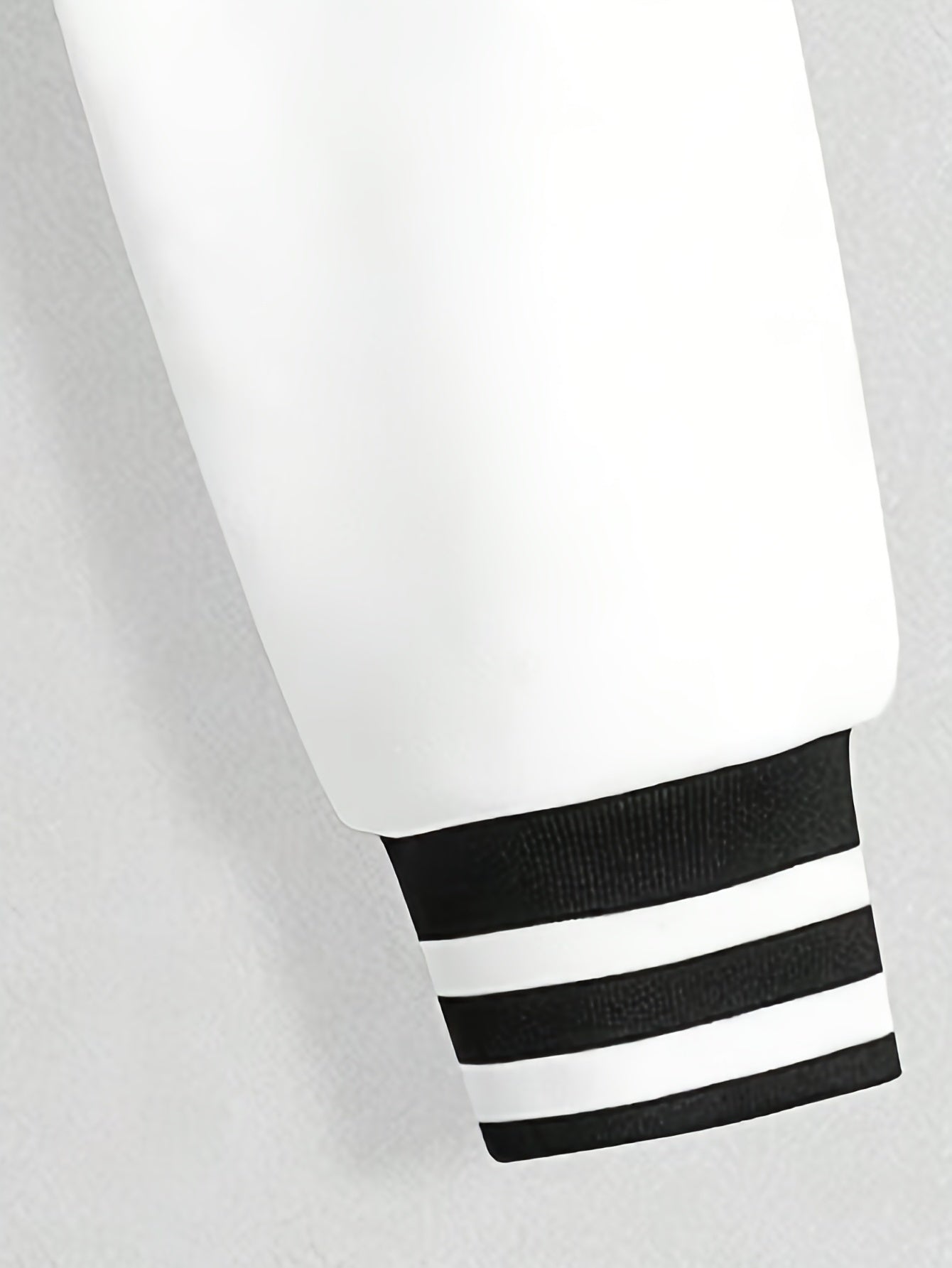 Qizlar uchun moda, qisqa yengli, harf E bosma, tasodifiy jilet, geometrik naqsh, beysbol yelkalari va tikuvli tafsilotlar bilan