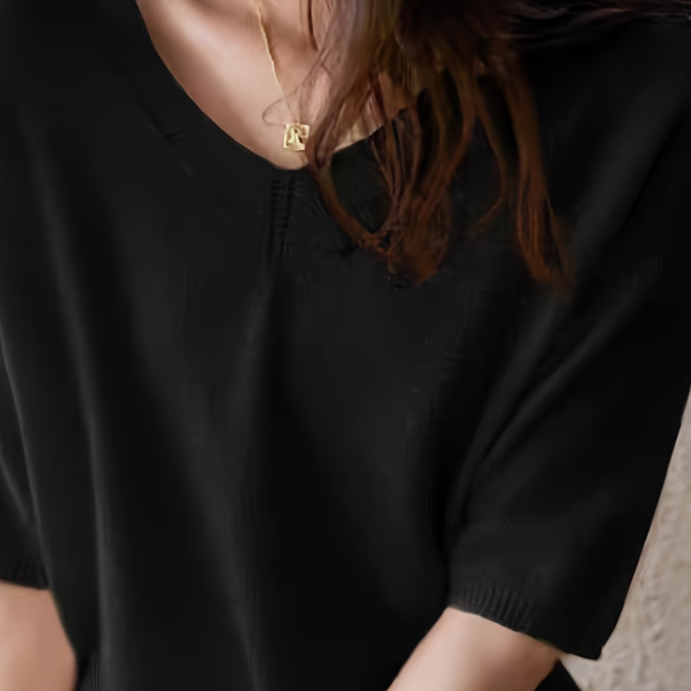 Yoz va bahor uchun bir rangli qisqa qo'lqonli V-yuqori sviter. Ayollar uchun tasodifiy kiyimlar.