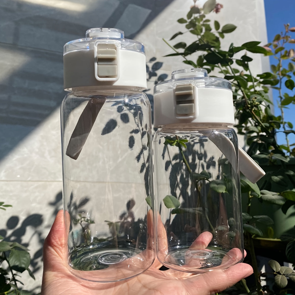 Botella de agua deportiva de plástico ligero para senderismo y uso en la oficina