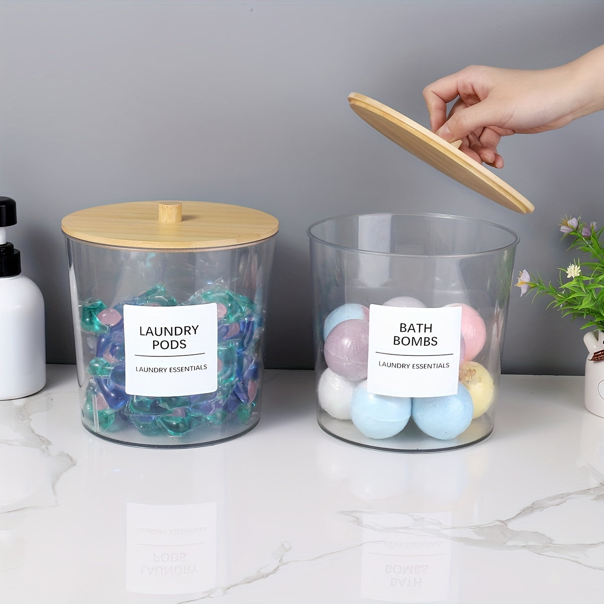 Contenedores grandes y transparentes para lavandería con tapas de bambú y etiquetas para la organización