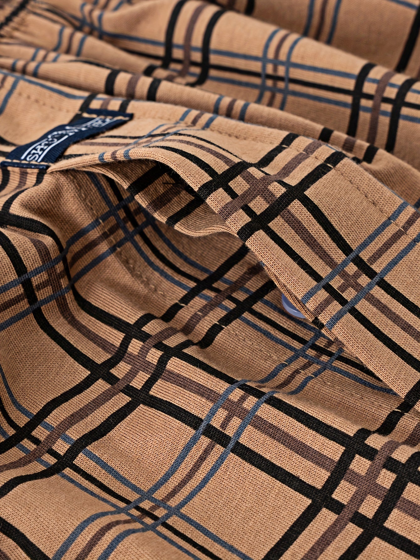 Toza paxtadan tayyorlangan, o'rta yoshdagi va qari erkaklar uchun mos keladigan Loose Arlo shimlari, o'rta va katta o'lchamlarda.