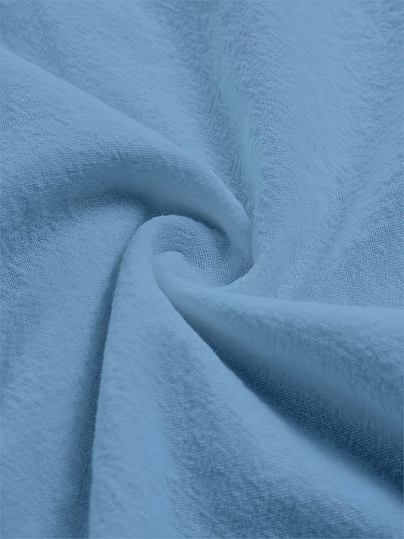 Katta o'lchamdagi ayollar uchun tugmachali old qismi va uzun yenglari bo'lgan mayda chivin naqshli bluzka.