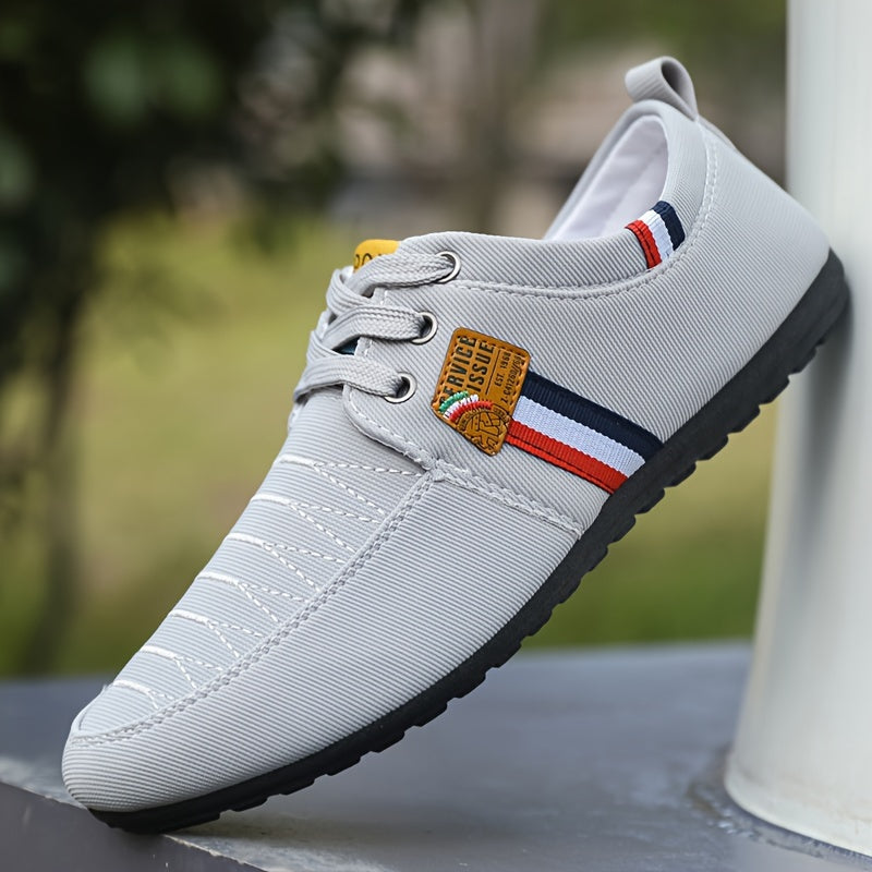 Katta o'lchamdagi erkaklar uchun mustahkam rangdagi biznes uslubidagi yurish poyafzallari, sirpanmaydigan shoelace dizayni va yumshoq, bardoshli taglik bilan.