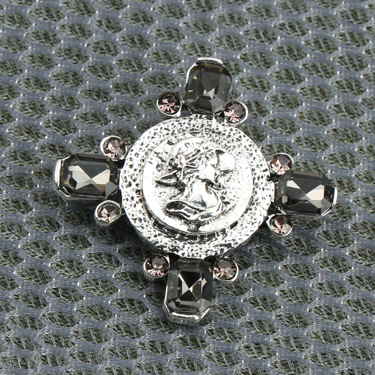 Vintage bosh brosh - ayollar liboslari, sviterlari va porloq rhinestone'lar bilan bezatilgan kiyimlar uchun chiroyli aksessuar.