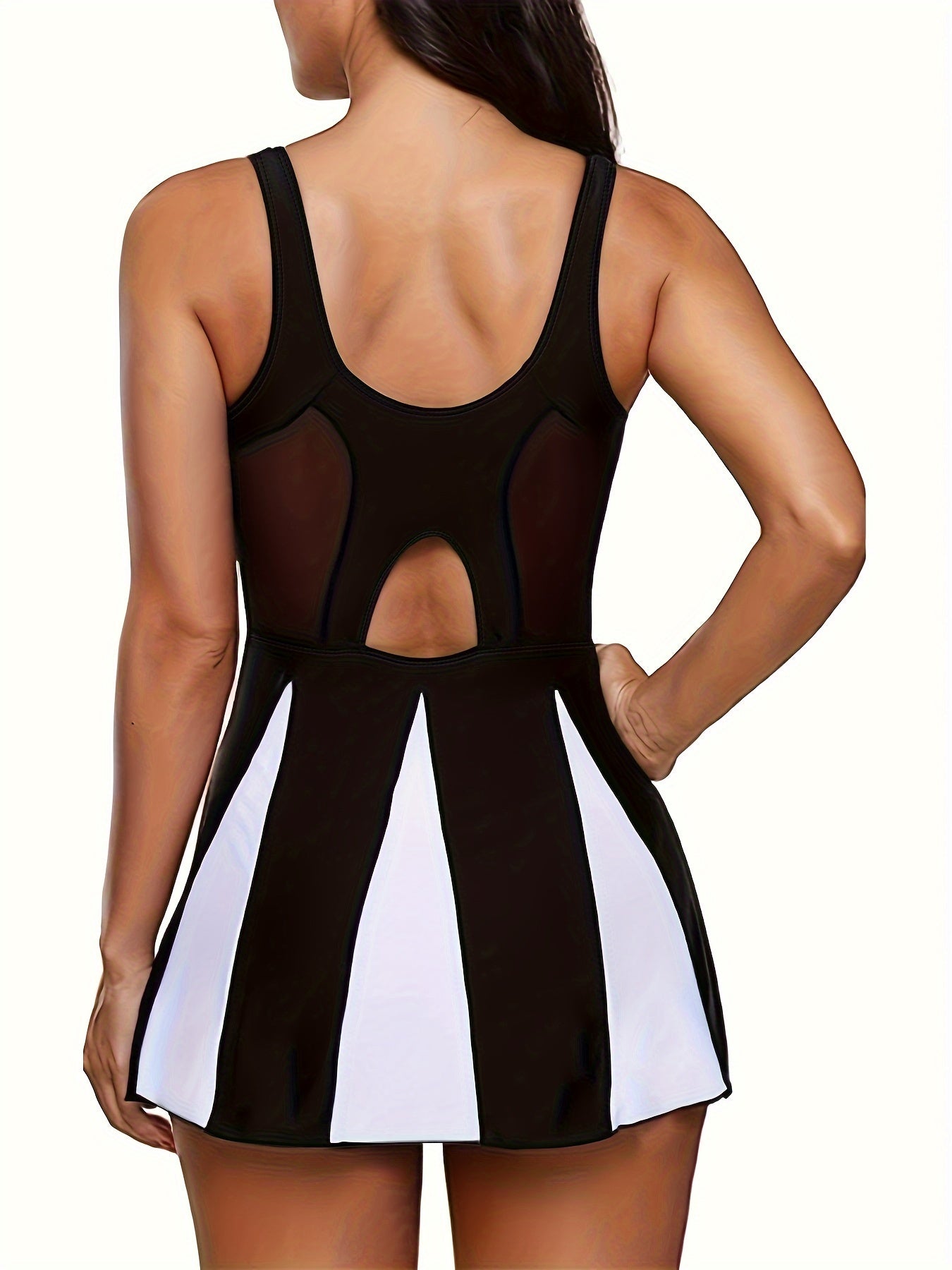 Купальник для полных женщин с топом с сетчатым вырезом и однотонными шортами