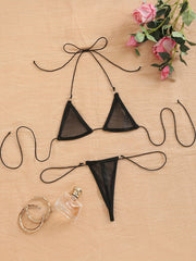 Jozibali halter bo'yinli ichki kiyim to'plami brassiyer va thongni o'z ichiga oladi.