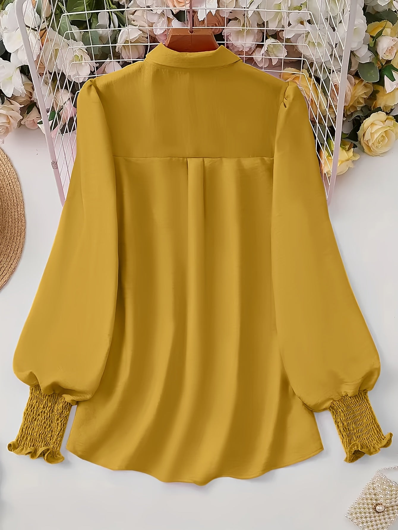 Zarif plussayz bluzka, ruffle trim bilan, bir rangda, tugmachali old qismi, uzun yenglar, lapel yaka va cho'zilmaydigan polyester aralashmasi - barcha mavsumlar uchun mos.