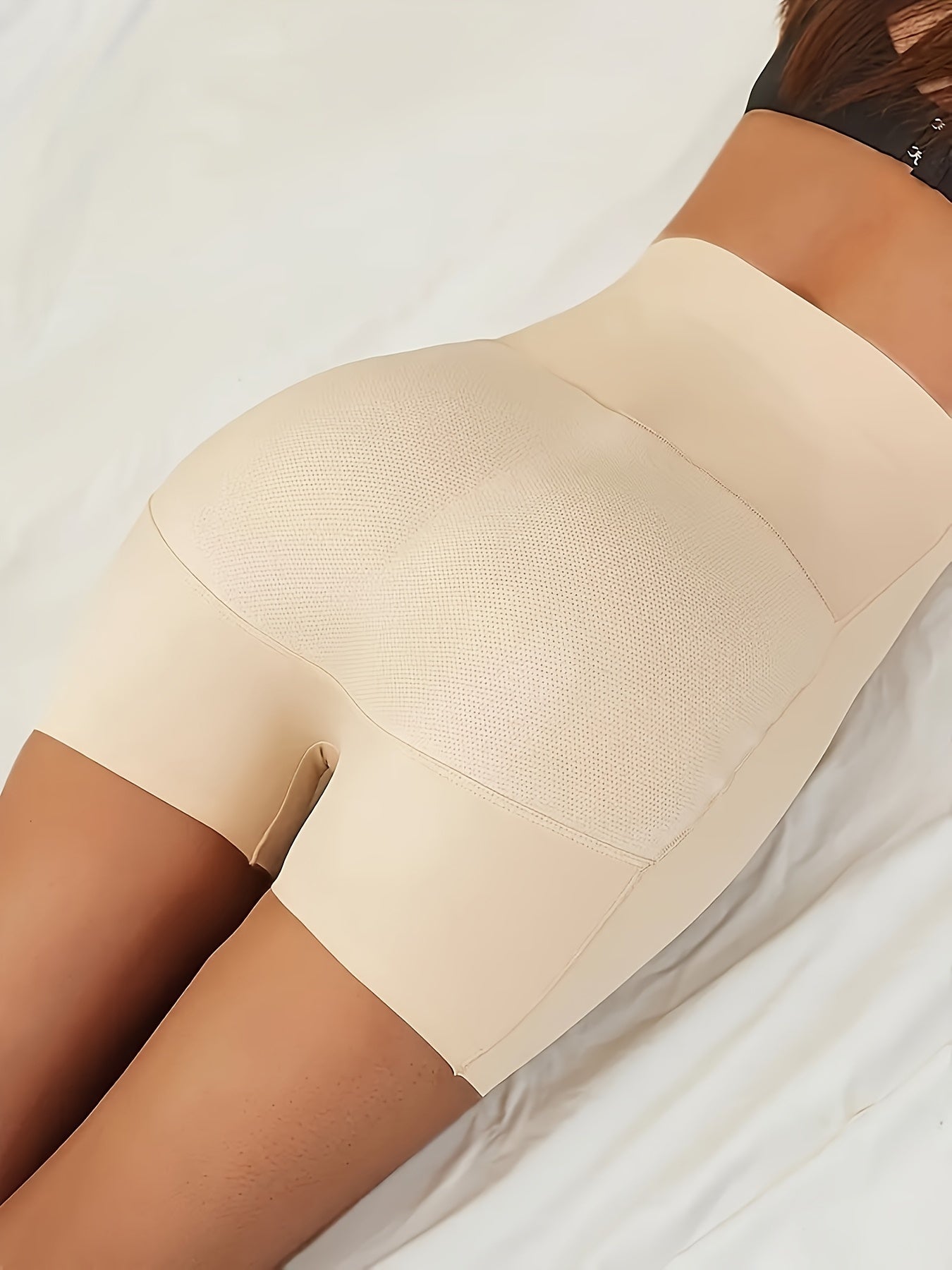 Ayollar uchun yuqori bel shakl beruvchi shortlar, 82.90% poliamid va 17.10% elastan to'qima materialidan tayyorlangan. Mustahkam rang, qarama-qarshi to'r bilan, o'rtacha qo'llab-quvvatlash, butni ko'taruvchi va qorin nazorati xususiyatlariga ega. Yo'q.