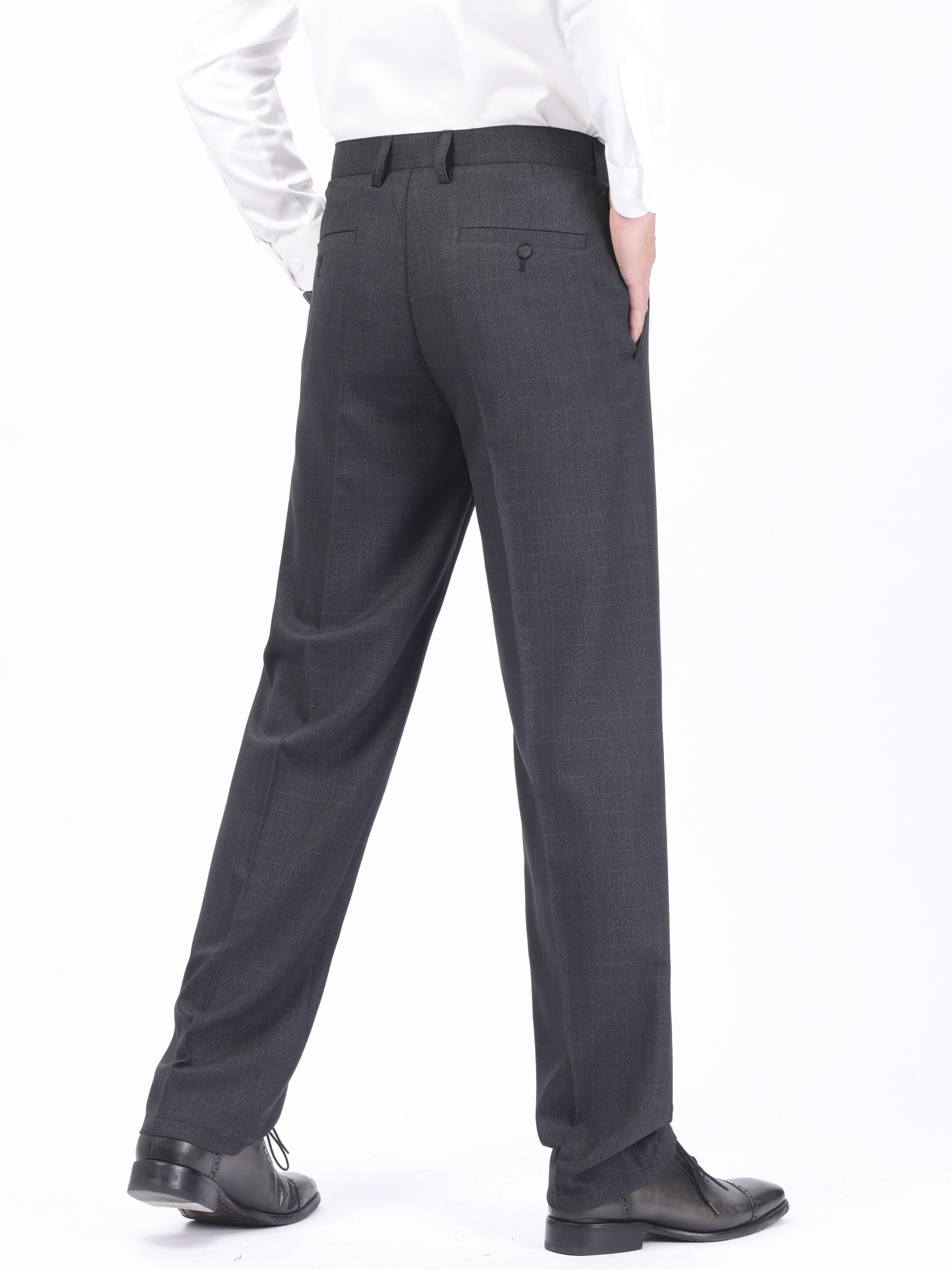 Oliy sifatli, chiziqli qora kulrang shimlar katta o'lchamdagi erkaklar uchun 0XL-6XL o'lchamlarida. Cho'zilmaydigan polyester aralashmasi, mashinada yuvish mumkin.