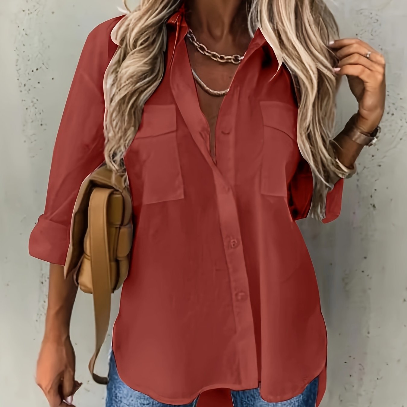 Plus o'lchamli ayollar uchun yengil ko'k rangli kundalik bosma tugma bilan old qismi ko'krak cho'ntaklari bilan ko'ylak