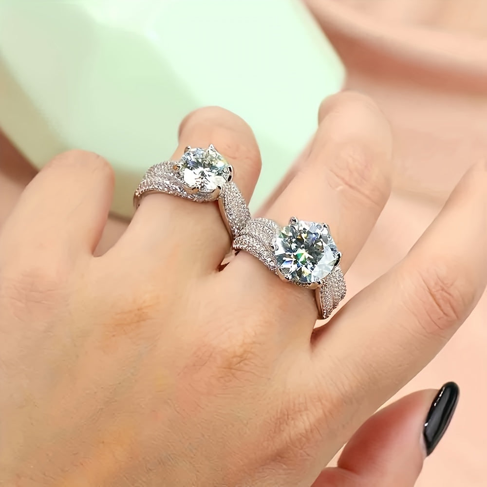 Кольцо-обещание из стерлингового серебра 925 пробы с камнем моиссанит 3/5 карата, с широкой полосой, усыпанной микросверкающими циркониями для вечернего декора. Поставляется с сертификатом и коробкой.