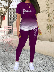 Katta o'lchamdagi Blessed print ikki qismli to'plam: Ayollar uchun crew neck qisqa yengli ko'ylak va shimlar.