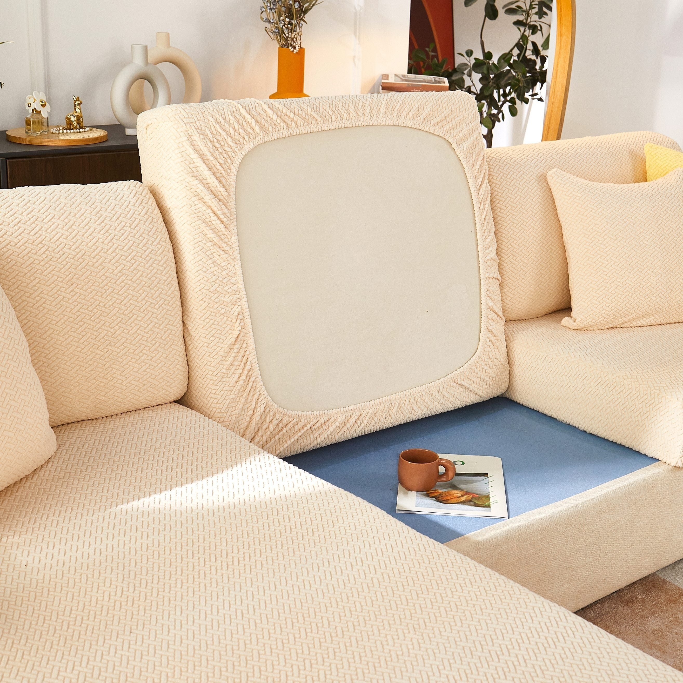 Современный серый чехол для подушки дивана с эластичной посадкой и мягкой текстурированной тканью. Машинная стирка для повышения комфорта в гостиной.