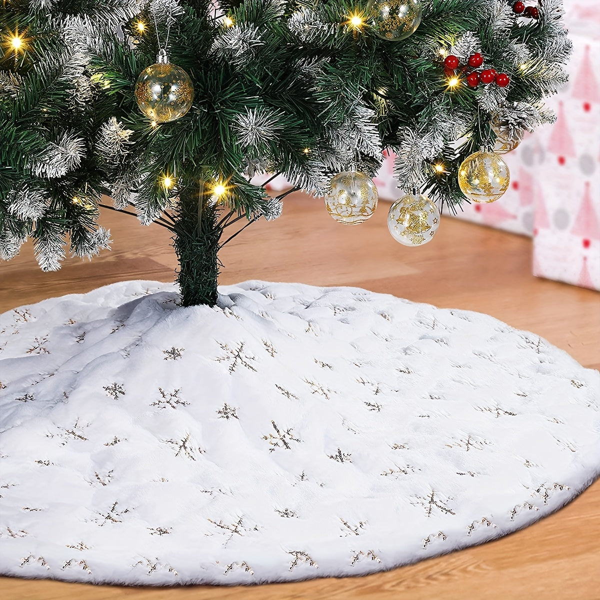 Qicai Xiaolu Luxurious White Christmas Tree Skirt bilan Rojdestvo bezaklaringizga hashamat qo'shing. Bir nechta o'lchamlarda mavjud bo'lgan ushbu daraxt etagi go'zal oltin/silver qor to'pi dizayni va soxta quyon junidan qirralarga ega. Uy uchun mukammal.
