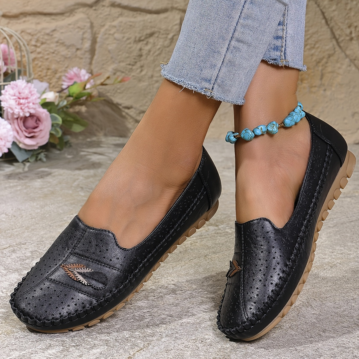 Women Plus Size Retro Water Drop Flat Shoes Breathable Comfort Slip-On