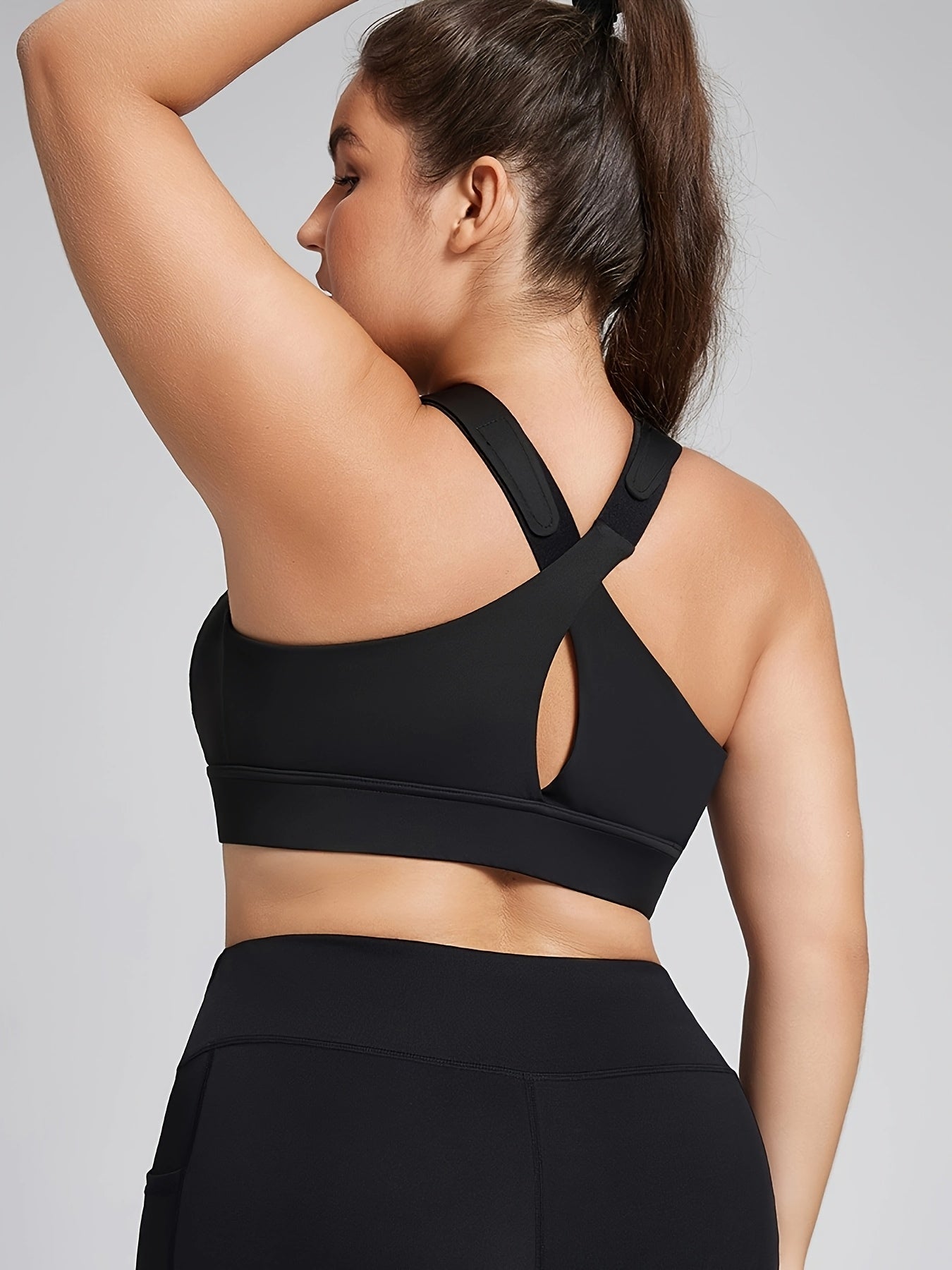 Plus Size Sports Bra with Zipper, Padded Cups, Adjustable Straps Black for Yoga