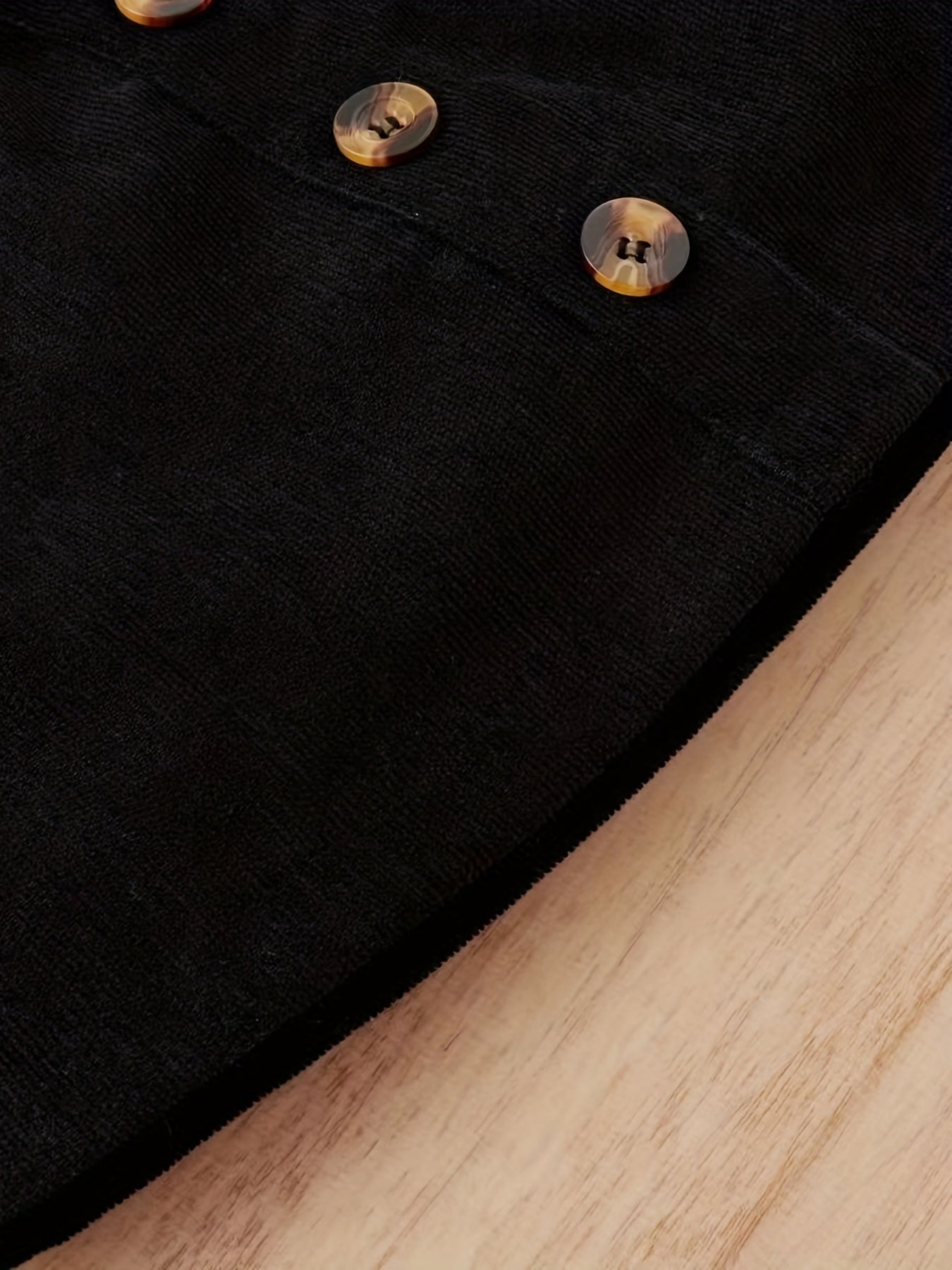 Yevropa va Amerika uslubidagi qizlar uchun kuz va qish kiyimi, ikki qismli to'plamda uchuvchi yengli bolalar bluzkasi va zamonaviy korduroy yubkasi mavjud.