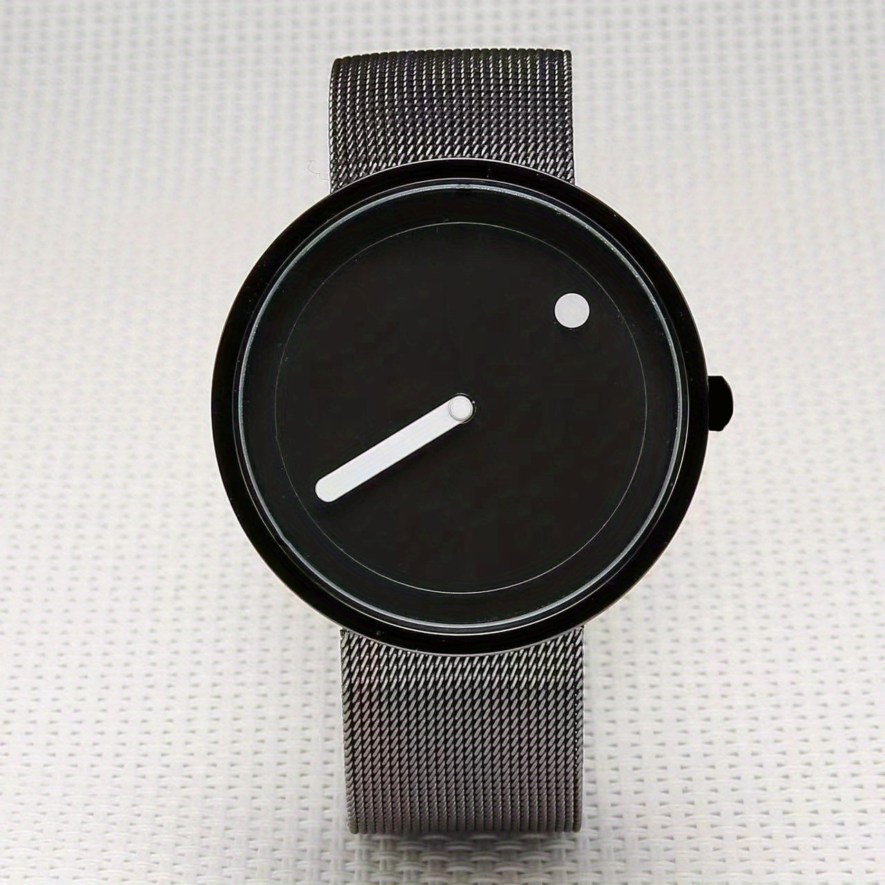 Minimalist Round Quartz Watch with Electronic Movement and Mesh Stainless Steel Band